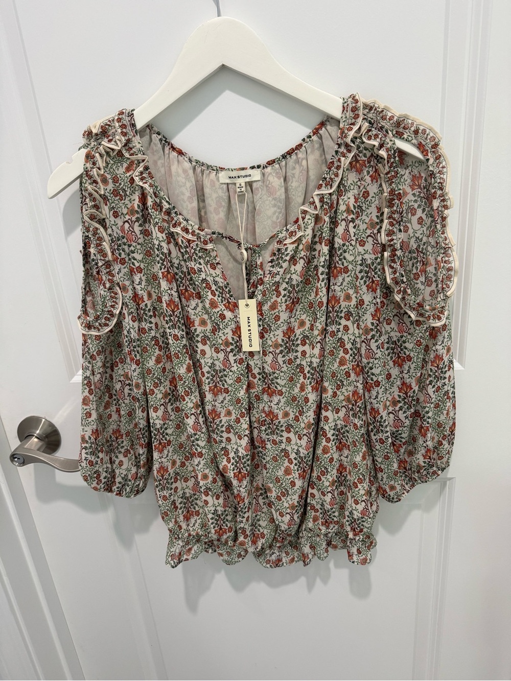 Max studio Floral Botanical pattern blouse,Boho style, ruffled neckline S NWT